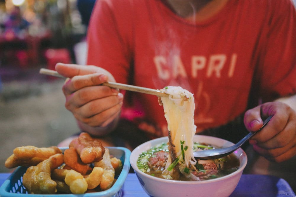 To save the Vietnam cost travel but still be able to explore the cuisine, visitors can choose to enjoy at the sidewalk restaurant